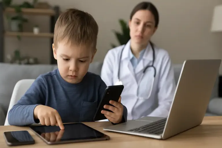 Quanti schermi sono troppi per un bambino? L’indicazione dei pediatri che chiarisce i dubbi